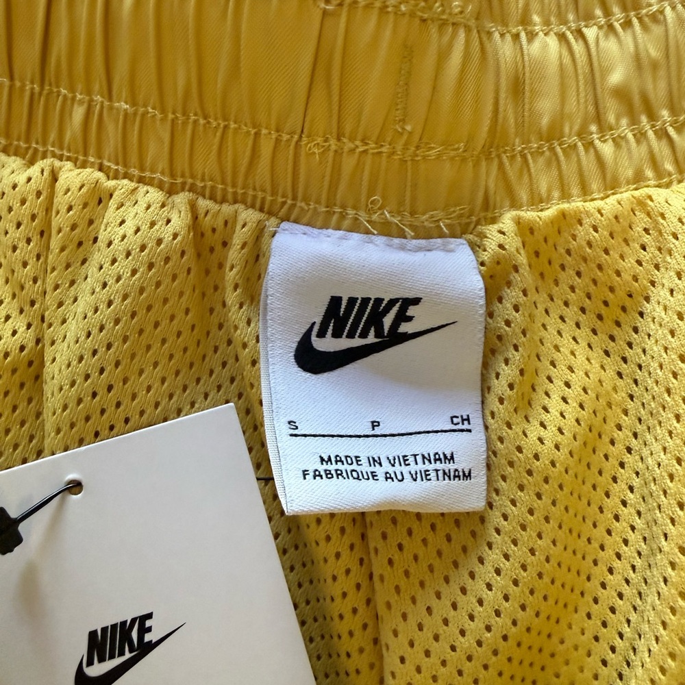 Nike Men’s Yellow Swim Trunks Board Shorts Standard Fit Mid Thigh NEW NWT Small - Picture 4 of 15
